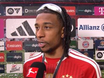 Michael Olise gilt in der Öffentlichkeit als äußerst zurückgezogen und sehr wortkarg. Auf der Meisterparty der Bayern spricht der FCB-Star dann aber auf einmal doch.