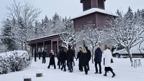 Menschen strömen in die Kirche Nordre Al zur Trauerfeier