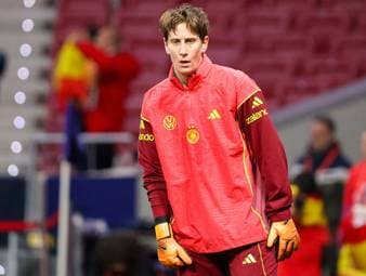 Der DFB teilt mit, dass der Bundestrainer die Zusammenarbeit gerne fortsetzen möchte, die Torhüterin sich aber Bedenkzeit erbittet.