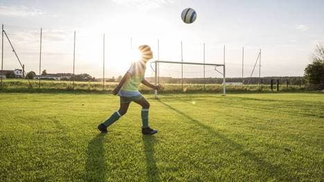 Der DFB will von einem Kopfball-Verbot - oder Verzicht im Nachwuchs-Fußball nichts wissen