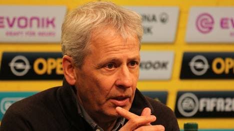 Trainer Lucien Favre spricht vor dem Bundesliga-Spiel des BVB gegen den FC Bayern