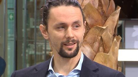 Neven Subotic, Ex-Profi von Borussia Dortmund und Union Berlin, freut sich im „STAHLWERK Doppelpass“ auf SPORT1 über einen 15.000 Euro-Scheck von SCHÖNER WOHNEN Polarweiss für seine Stiftung