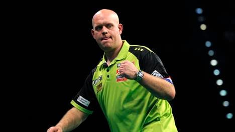 2019 Unibet Premier League Darts Nach 15 Spieltagen rangiert Michael van Gerwen nur auf Rang zwei. Am letzten Spieltag will er zurück an die Tabellenspitze und als Erster in die Playoffs einziehen
