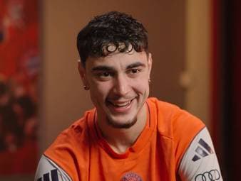 Zusammen mit Lennart Karl und Jamal Musiala soll Aleksandar Pavlovic die Zukunft beim FC Bayern prägen. Dabei verstehen sich die Youngstar auch neben dem Feld prächtig.