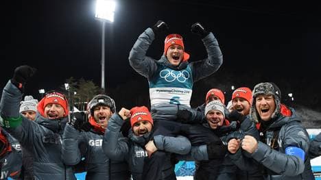 Nach dem Rennen feierte Benedikt Doll gemeinsam mit seinen Trainern