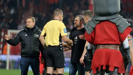 Heldt (l.) sucht das Gespräch mit Storks