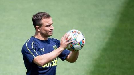 Der Schweizer Xherdan Shaqiri hat nun doch kein Corona und kann gegen Deutschland spielen. 