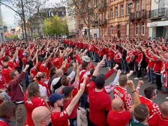 Vor dem Conference-League-Viertelfinal-Rückspiel sorgen die Mainz-Fans für den größten Fanmarsch der Vereinsgeschichte und stimmen sich beeindruckend auf die Partie ein.