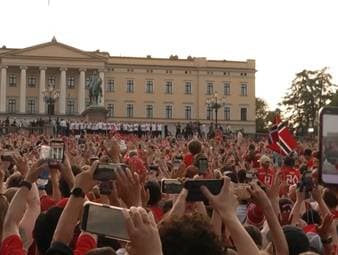 Feierstimmung in Norwegen. Anlässlich der Rückkehr ihrer WM-Helden feierten die Fans ihre Nationalmannschaft. Mittendrin war sogar der norwegische Kronprinz.