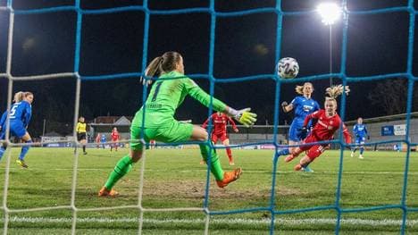 Lea Schüller (r.) erzielt einen Doppelpack für den FC Bayern