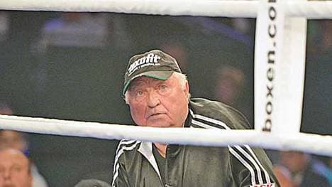 Huck-Trainer Ulli Wegner geht auch voll mit und versucht seinem Schützling in jeder Runde Anweisungen zu geben