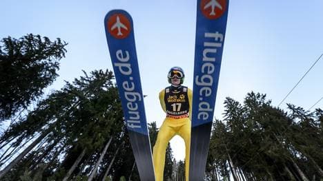 Anssi Koivuranta aus Finnland beim Skispringen