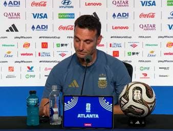 Zum zweiten Mal steht Lionel Scaloni als Trainer von Argentinien in einem WM-Finale. Im Moment des Erfolgs dankt der 48-Jährige seinen Spielern und wird dabei emotional.