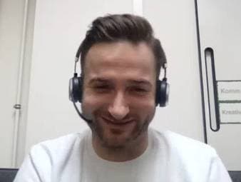 Der deutsche WM-Debütant Arno Merk wird die Darts-WM am Donnerstagabend eröffnen. Dabei suchte sich der 33-Jährige einen speziellen Walk-On-Song aus dem Genre des Italo-Pops aus.