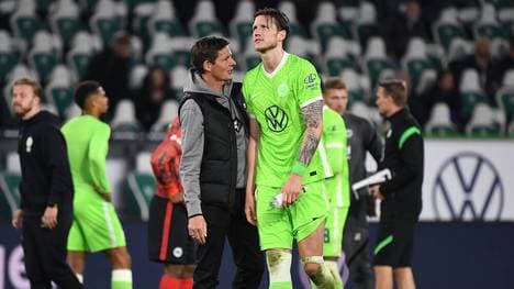 Torschütze Wout Weghorst (r.) spielte in Wolfsburg bereits unter Trainer Oliver Glasner (l.)