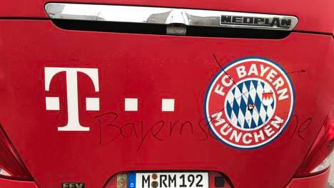 Der Bus der Bayern-Junioren wurde mit einem Flizstift beschmiert