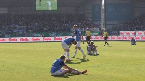 Die Spieler von Holstein Kiel waren nach dem Abpfiff am Boden