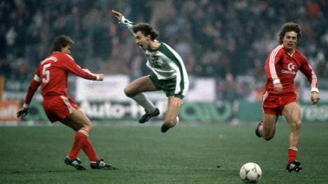 Klaus Augenthaler (Bayern, li.) foult Rudi Völler (Bremen)
