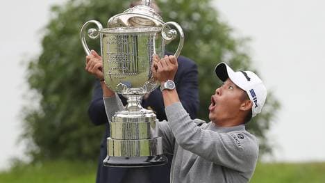 Collin Morikawa passierte bei der Siegerehrung beim PGA Championship ein Missgeschick: Der Deckel der Trophäe fiel herunter