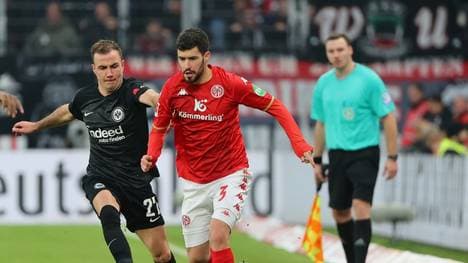 Mario Götze (l.) im Duell mit Aaron Martin