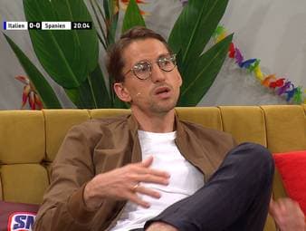 René Adler analysiert im SNICKERS Fan Talks die Leistungen der Torhüter bei der EM. Vor allem die Abgeklärtheit und das Selbstbewusstsein von Italien-Torhüter Gianluigi Donnarumma imponiert ihm.