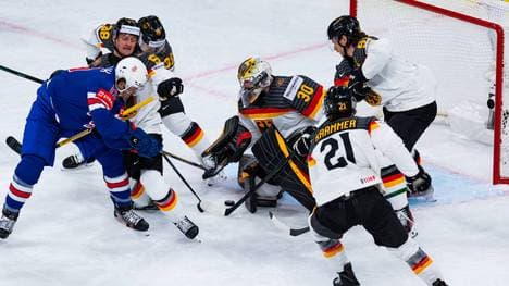 Philipp Grubauer (Nr. 30) steht im Zentrum der Diskussion