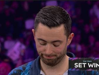 Luke Humphries verpasst immer wieder wichtige Momente im Viertelfinale der Darts-WM und verpasst teilweise große Felder. SPORT1-Kommentator Robert Marijanovic merkt die Fehleranfälligkeit des Ex-Weltmeisters sofort.