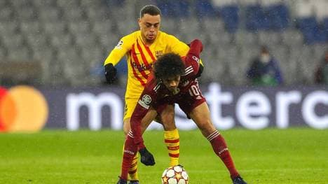 Barcelonas Sergino Dest (hinten) im Zweikampf mit Bayerns Leroy Sané