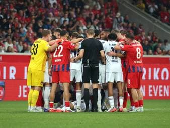  Wenige Tage nachdem der Profi des FC Bayern im Test gegen RB Leipzig mit Kreislaufproblemen vom Platz muss, geht er im nächsten Spiel gleich wieder nach wenigen Minuten zu Boden.