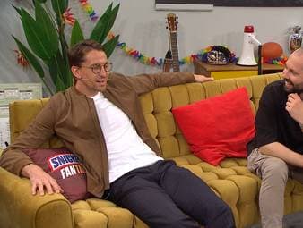 René Adler erzählt im SNICKERS Fan Talks eine kuriose Anekdote aus Leverkusener Zeiten: Dank ihm wurde oft Schlager statt Hip-Hop gespielt.