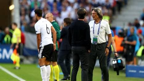 Joachim Löw (M.) mit DFB-Arzt Hans-Wilhelm Müller-Wohlfahrt