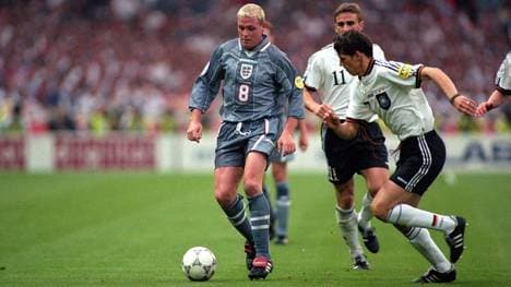 Paul Gascoigne (England, li.) gegen Christian Ziege (Deutschland)