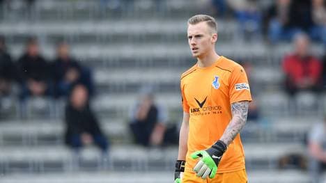 Mark Flekken nahm mit dem Rücken zum Spielfeld einen Schluck aus seiner Pulle und kassierte den Gegentreffer