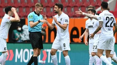 Schri Schröder gibt Ruben Vargas die Rote Karte