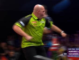 Luke Humphries stand kurz vor dem Finaleinzug bei den World Series of Darts Finals. Doch nach drei vergebenen Matchdarts schlug Michael van Gerwen zurück.