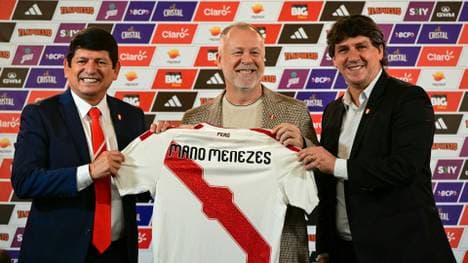 Mano Menezes (m.) trainiert Peru