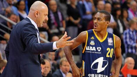 Trainer Sasa Obradovic von ALBA Berlin im Gespräch mit Alex Renfroe