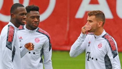 Lucas Hernández (r.) und Tanguy Nianzou (l.) vom FC Bayern befinden sich in häuslicher Quarantäne