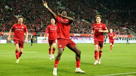 Ragnar Ache jubelt nach seinem Treffer zum 1:0