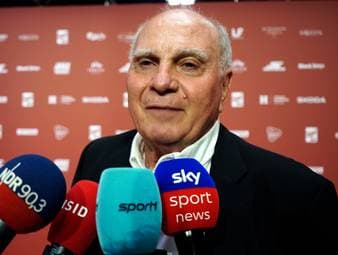 Bei der Nationalmannschaft beginnt die Ära Jürgen Klopp. Bayern-Ehrenpräsident Uli Hoeneß hat ein paar Worte zum neuen Bundestrainer. Auf Spielchen mit den Reportern lässt er sich aber nicht ein.