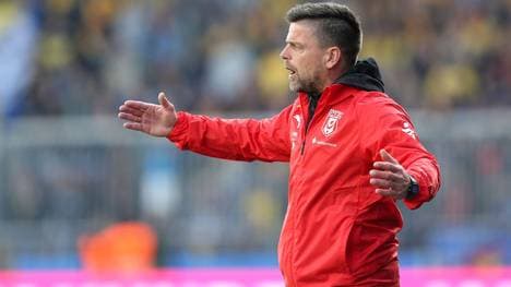 Halle-Trainer Torsten Ziegner muss sich gegen Zwickau mit einem Remis begnügen