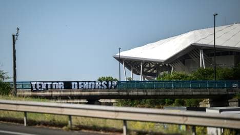 Proteste gegen Textor vor dem Lyon-Stadion