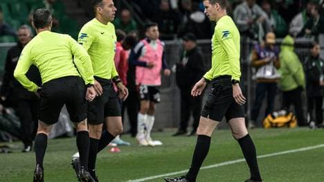 Das Referee-Team der Partie Saint-Etienne gegen Lyon