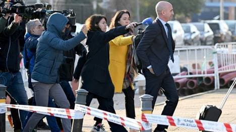 Luis Rubiales (r.) auf dem Weg ins Gericht