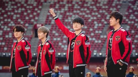 Lee "Faker" Sang-hyeok ist der berühmteste eSports-Star der Welt. Doch im Augenblick befindet sich der Koreaner in der Krise. Teil 3 der Serie um SKT Faker.