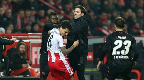 Nürnbergs Edgar Salli (l.) und Unions Philipp Hosiner lieferten sich eine handfeste Auseinandersetzung