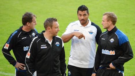 Andre Breitenreiter (2.v.l.) setzt auf sein Trainerteam aus Paderborn