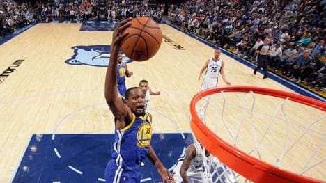 Kevin Durant fliegt 43 Sekunden vor Spielende vom Feld