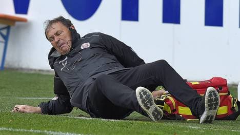 Unsanfte Landung im doppelten Sinne: Mit dem FC St. Pauli unterliegt Ewald Lienen beim 1. FC Heidenheim - obendrein rutscht der Coach auch noch aus 