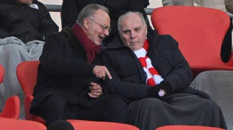Nach dem K.o. in der Champions League besuchte Uli Hoeneß (r.) die Bayern-Kabine 